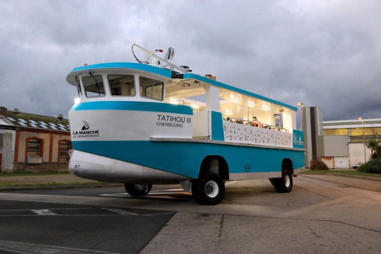 Vedette à passagers amphibie de 14 m